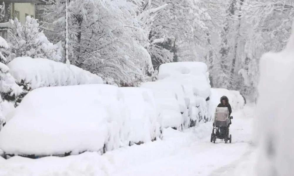 Μόναχο: Χάος στο αεροδρόμιο λόγω σφοδρών χιονοπτώσεων-"Πάγωσαν' οι συγκοινωνίες!